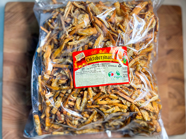 Нитка ЖАРЕНАЯ "Чеснок с зеленью" Oktobersnack 1 кг (сырный продукт) в Ижевске